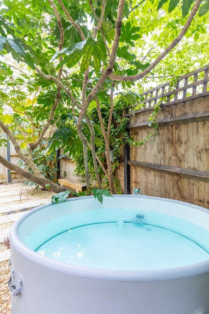 Chic 1BD Maisonette W/hot Tub, King's Cross!