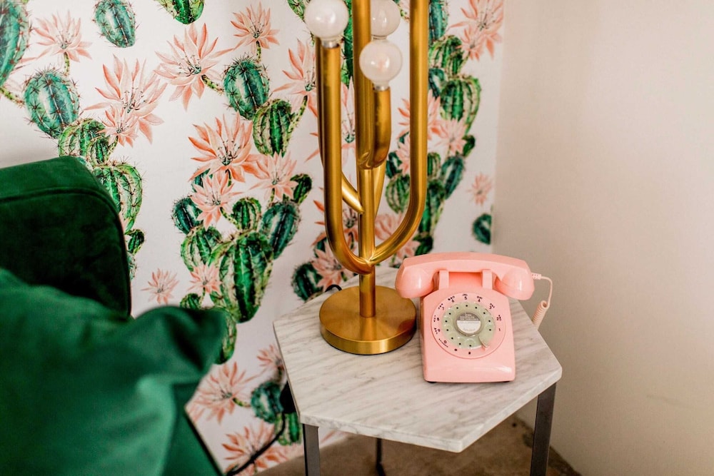 2 Rooms, Sleeps 8 Retro Hotel w/ Pool Wesley King Studio Buyout by Avantstay