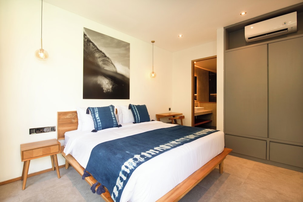 Seaside Escape: 4BR Villa, 190m to Canggu Beach