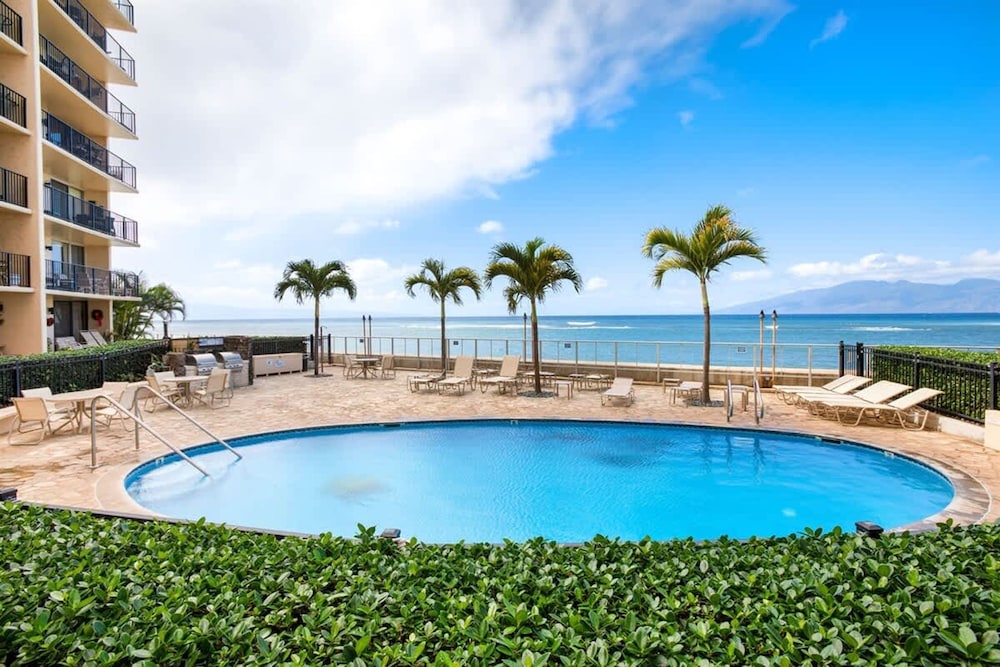 Spacious Oceanfront Hideaway Ground-level Paradise