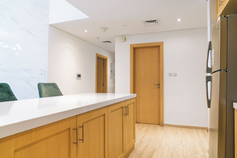 Cozy Chic 2BR - Pool Gym Access - JVC