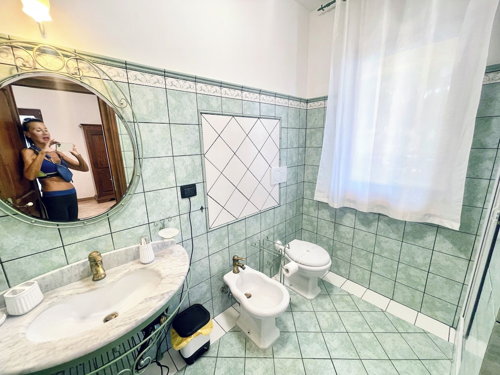 Charming Villa in Umbria - Sleeps 16 - Lake View - Pool, Jacuzzi and Events Room