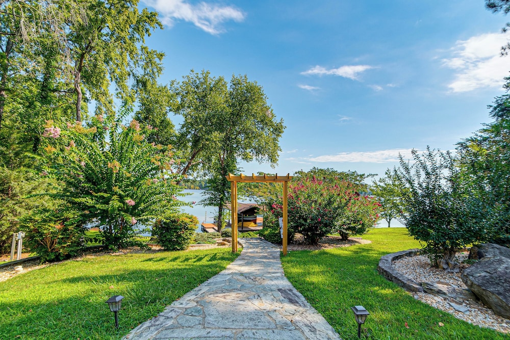 Hyco Lake Escape w/ Deck & Dock: Families Welcome!