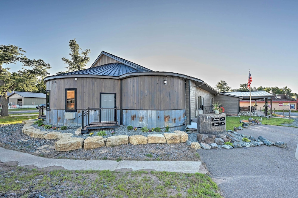 Massive Hatfield 'loon Lodge' w/ Roller Rink