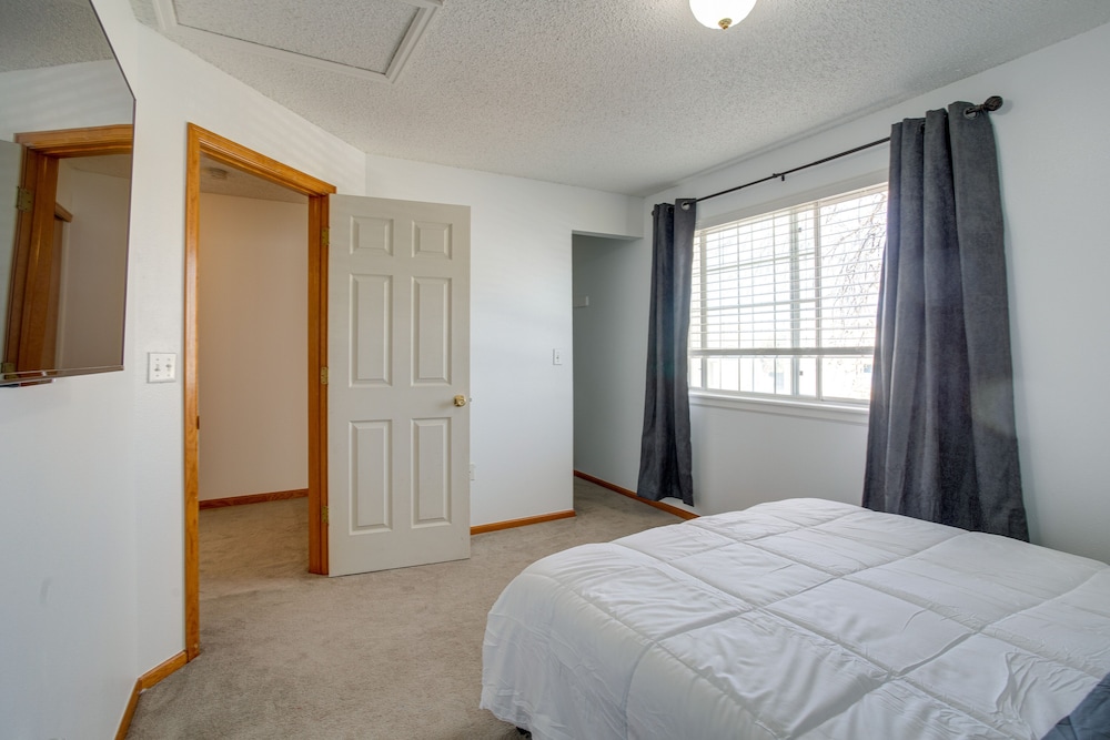 Patio, Grill, Yard: Pet-friendly Denver Home!