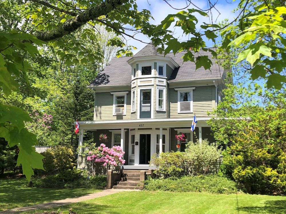 Red Mahone Bed & Breakfast - Image 1