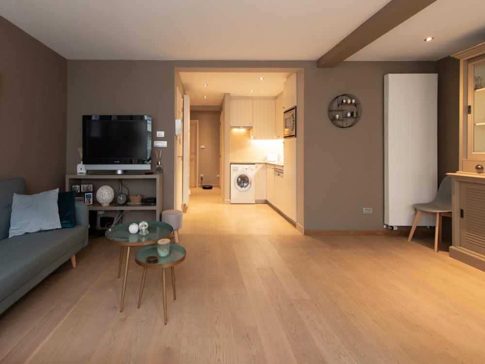 Apartment With Side sea View