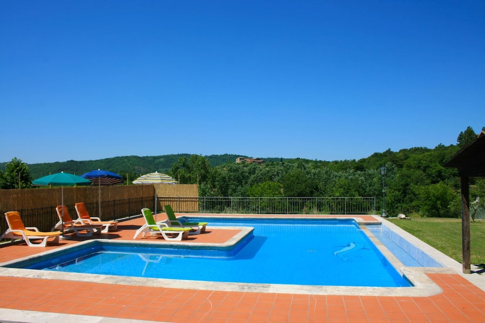 Stunning private villa for 8 guests with private pool, WIFI, TV, terrace, pets allowed and parking