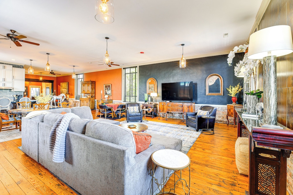 Walkable Wytheville Loft on Main Street!
