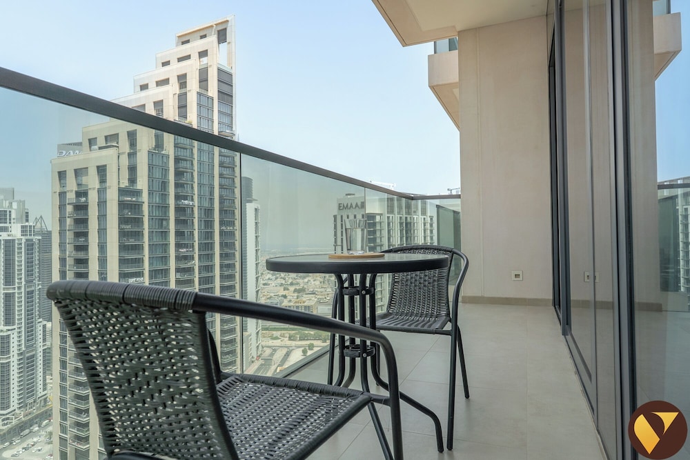 Luxury 2BR in ACT 1 Near Dubai Mall