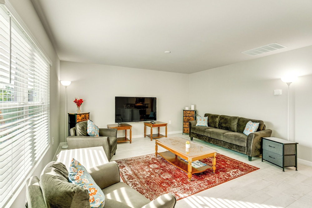 3 Mi to Port Charlotte Beach Park: Home w/ Patio!