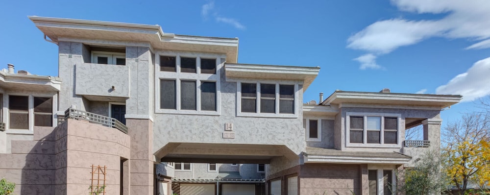 Lux Scottsdale Condo Overlooks 9th Hole Near Golf