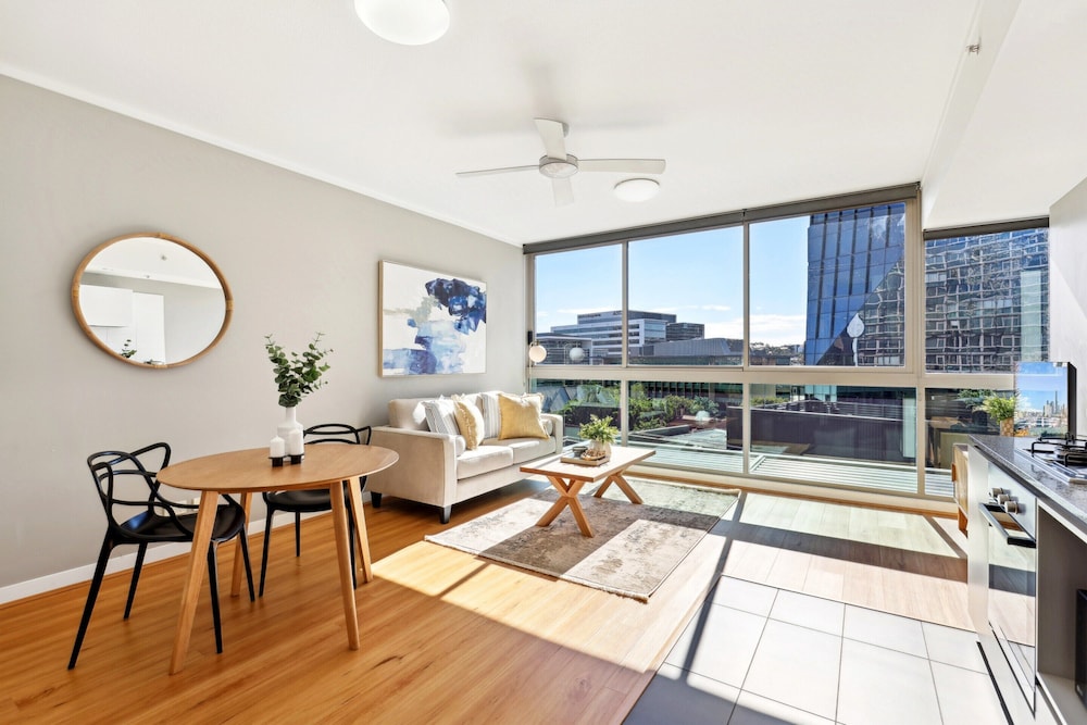 Elegant Inner-city 1-bed With Rooftop Dining