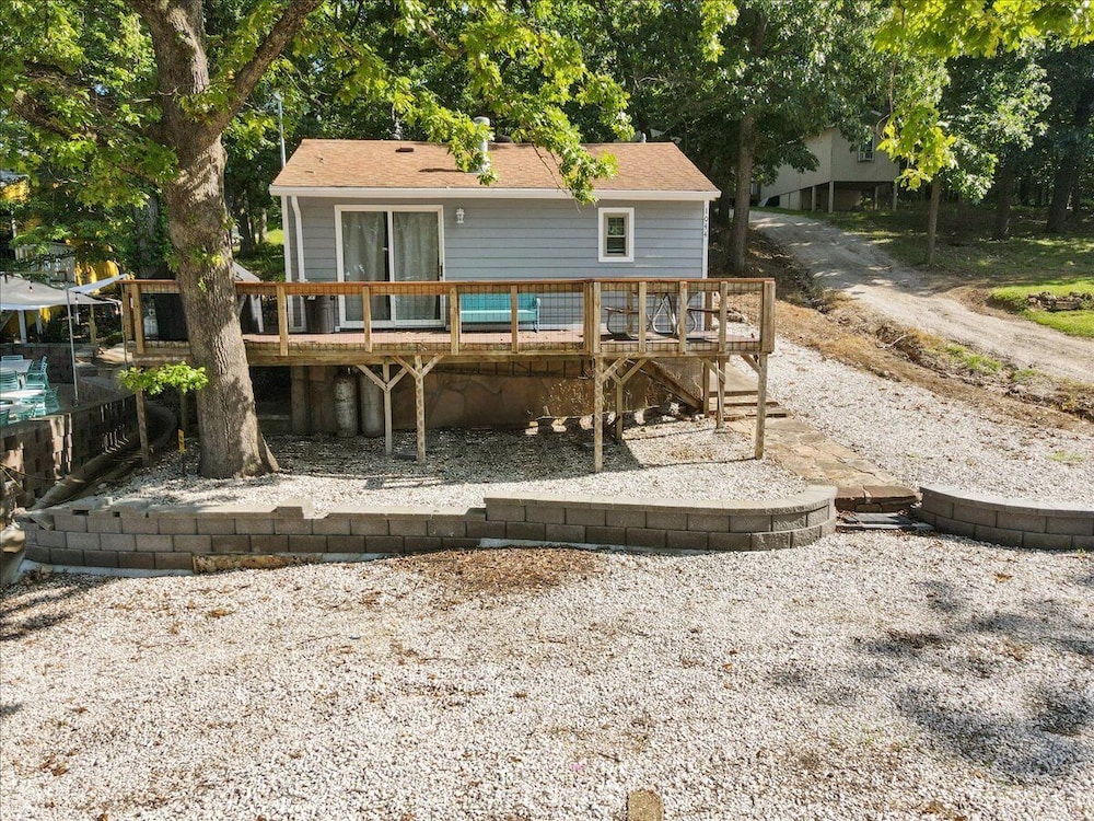 Lakefront Home in a Quiet Cove, Private Dock, Outdoor Dining & Fishing
