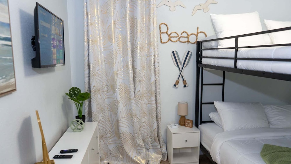 Sleeps 10 Direct Beach Heated Pool 3 Bedroom Apts