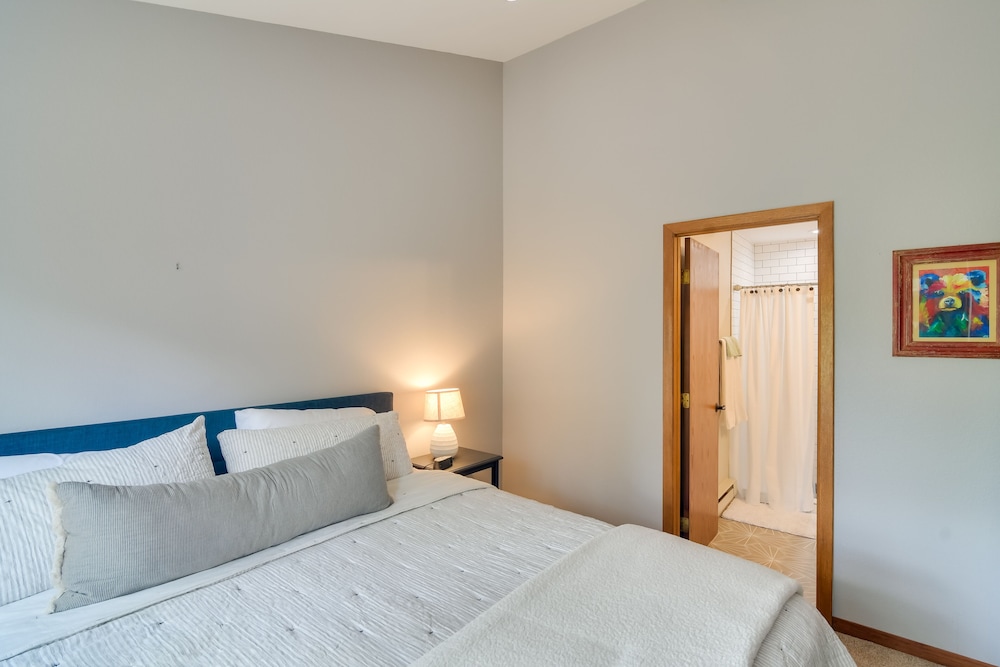 6 Mi to Winter Park: Mtn-view Condo w/ Balcony!