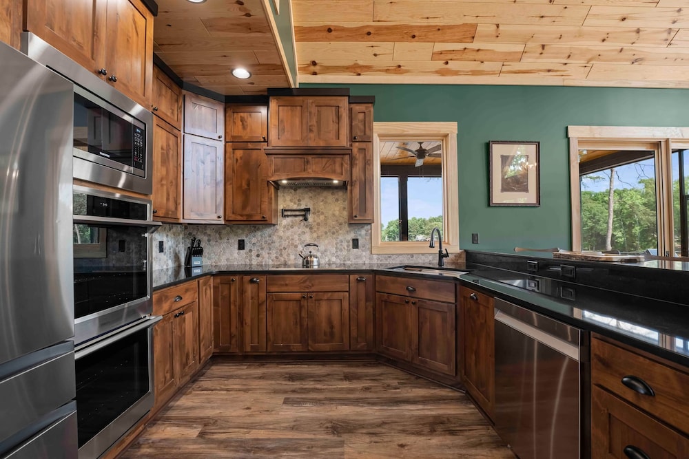 Black Bear Lodge by Avantstay Lakefront Dock Pool Theater Sleeps 20