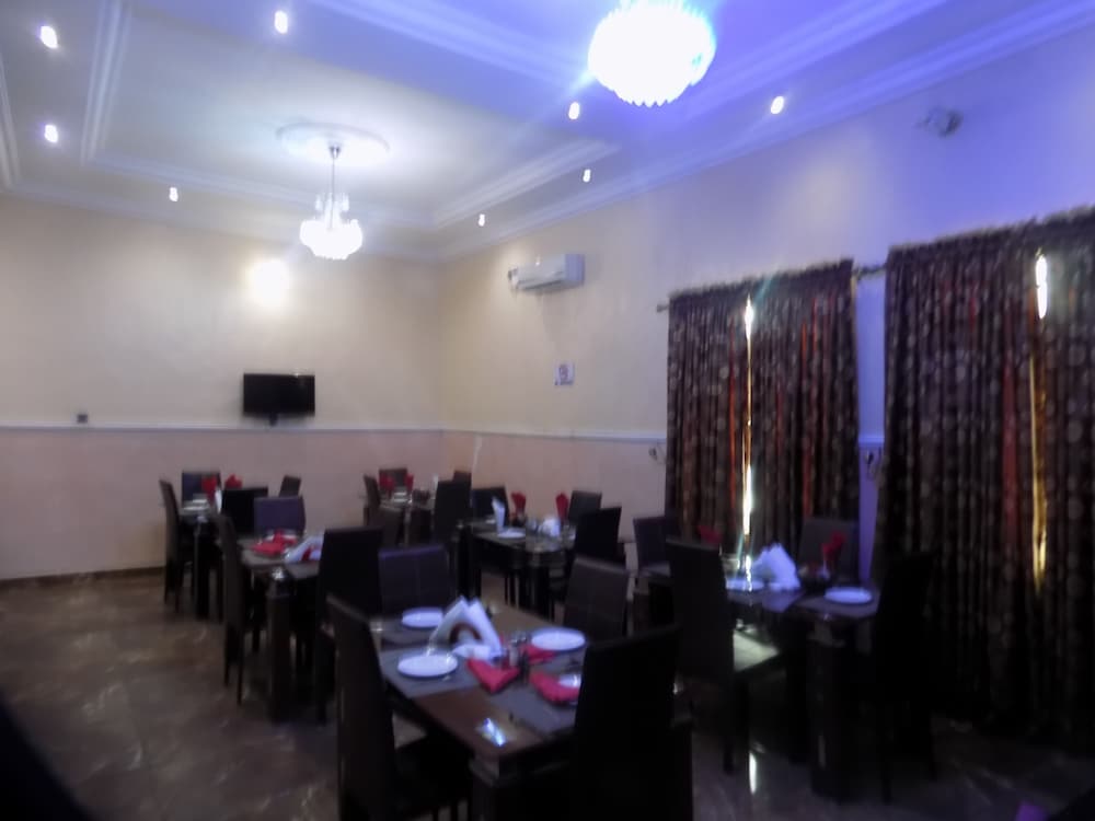 Moongate Hotel and Suites