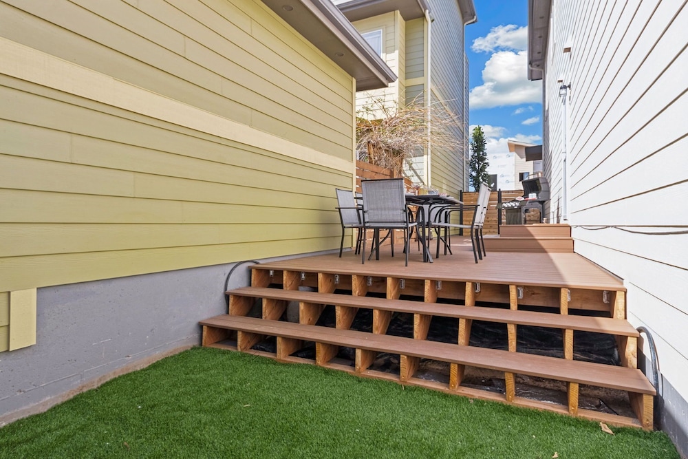 Decked Out Sunset Views, Fire Pit & Fenced Yard