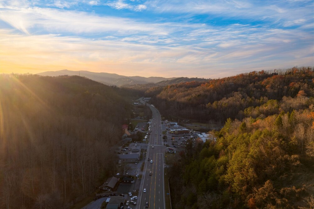 Creekside Haven Gatlinburg Escape by a Bubbling Creek Near Top Attractions