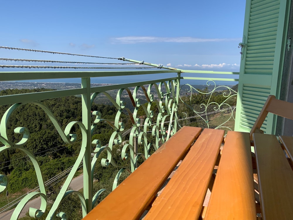 Apartment - Sleeps 2, Balcony & Parking