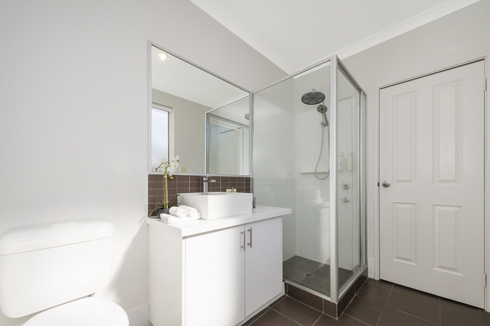 Stylish 3-bed Townhouse With Courtyard & BBQ