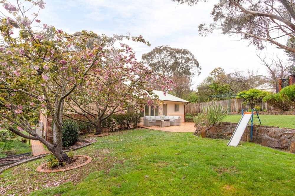 Stunning Katoomba Home With Lush Garden&playground