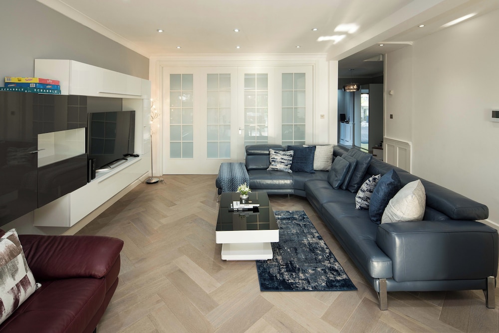 Luxurious 6-bed House With Pool and Free Parking