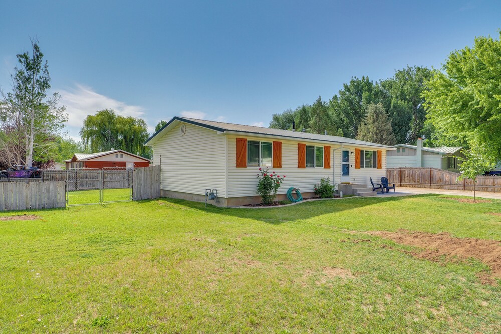 1 Mi to Main Street Vernal: Updated Home w/ Yard!