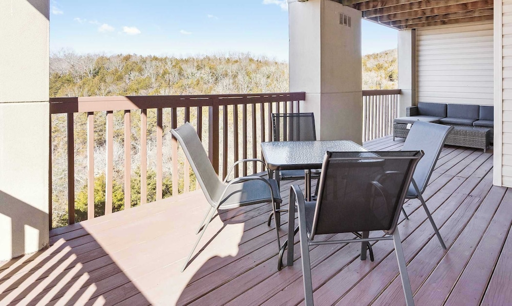 Scenic Lakeview Stay for 5!