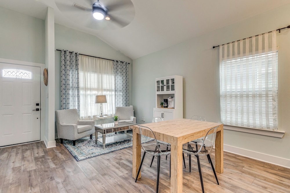 1 Mi to Dtwn: Pet-friendly Pensacola Getaway!