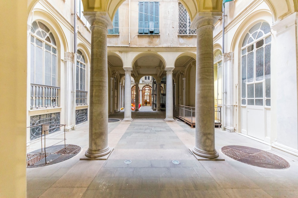 Airy 5BR Flat with Balcony - Old Town