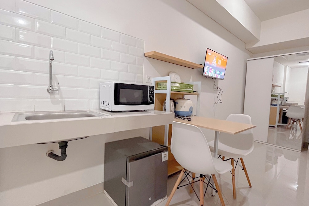 White Style Studio (No Kitchen) Apartment Bandaraya - Tallasa City Makassar