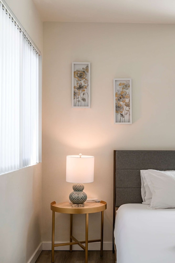 Foothills Oasis w Private Balcony Free Parking 3
