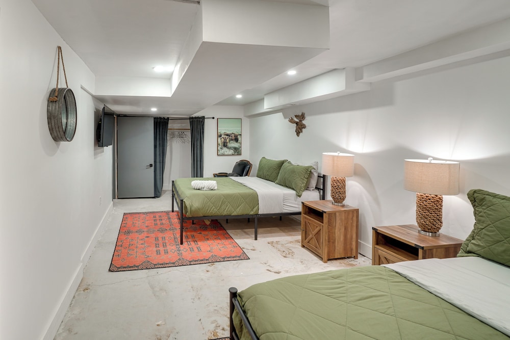 Hot Tub & Theater Room: Getaway in Falling Waters