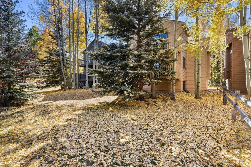 Mountainside 523 3 Bedroom Home by RedAwning