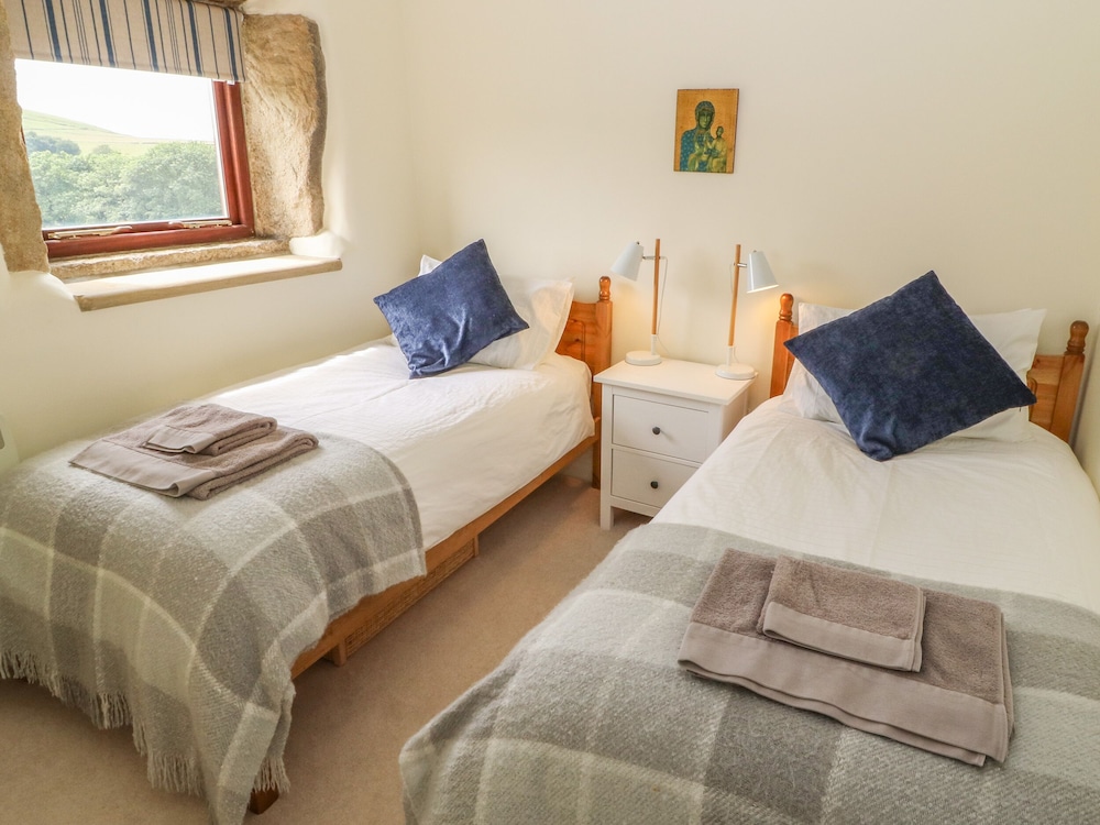 1 Horsehold Cottage view 4