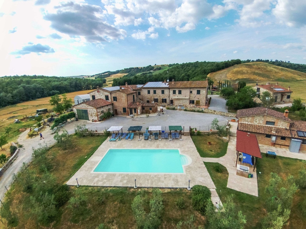 Lovely Farmhouse in Asciano With Swimming Pool photo 4