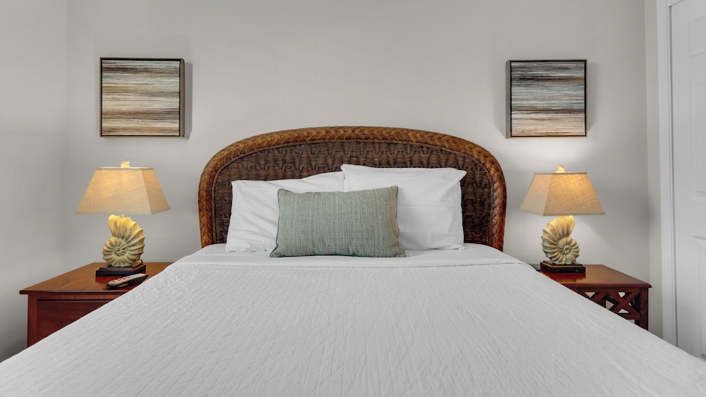 3br/2ba, Sleeps 6, BBQ Grill, Pool, Beach Access + Free Attraction Tickets!