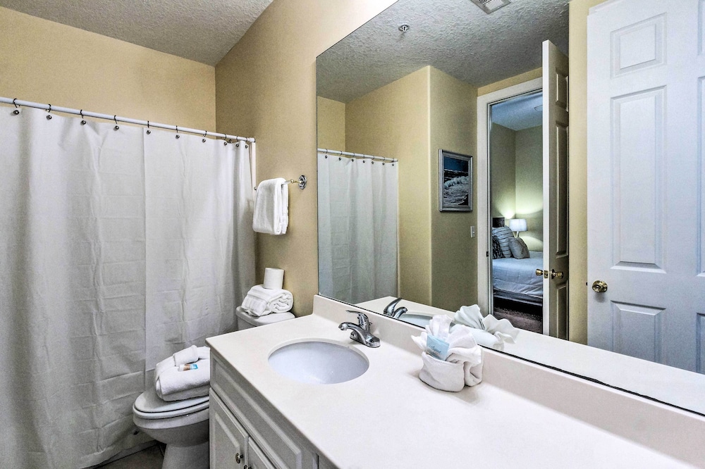 Beachfront Condo w/ Resort Amenities & Ocean Views