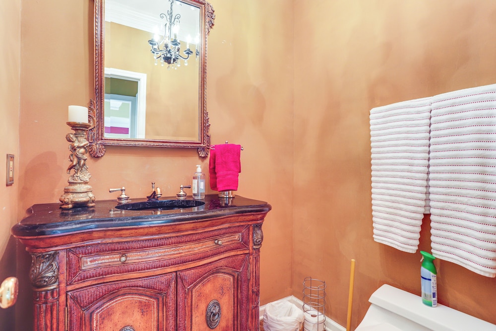 3 Mi to Roswell Riverwalk: Spacious Getaway!