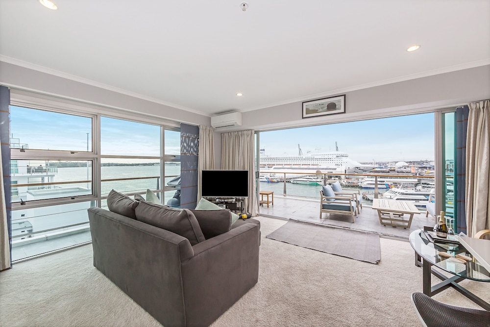 1BR Sub-Penthouse - Panoramic Views
