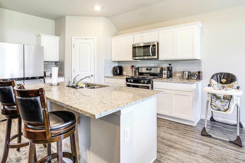 13 Mi to Baton Rouge: Family-friendly Home