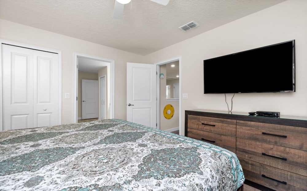 Club Cabana at Champion Gates Sleep 18 - Image 4