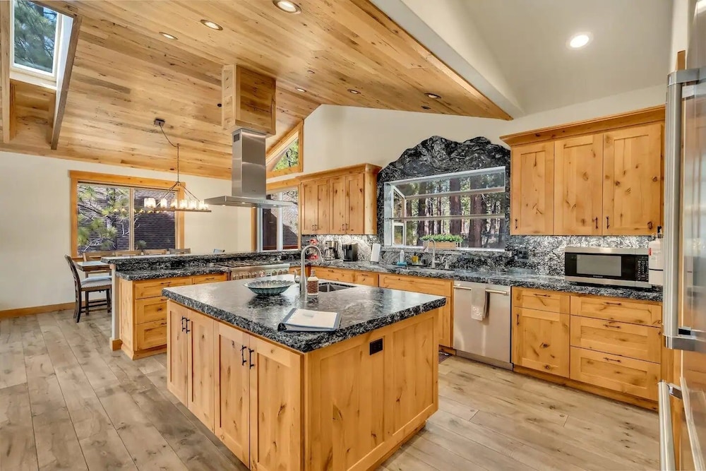 2566 Del Norte 5 Bedroom Home by RedAwning view 4