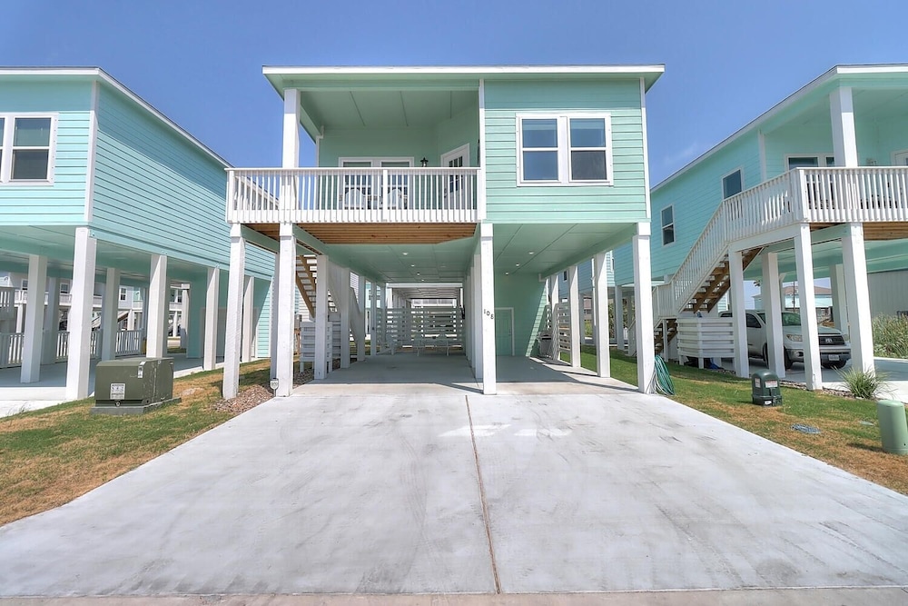 Turtle Cove 3 Bedroom Home by RedAwning