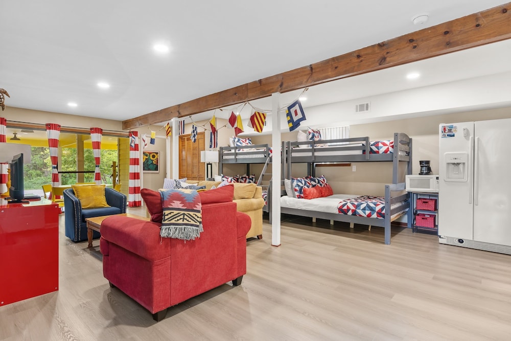 As You Like It by Avantstay Steps to Beach Bikes Sleeps 18