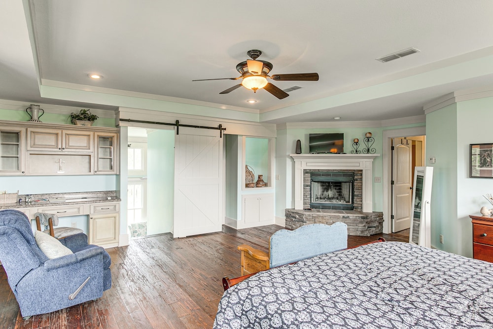 7 Mi to Downtown Fitzgerald: Spacious Home w/ Deck