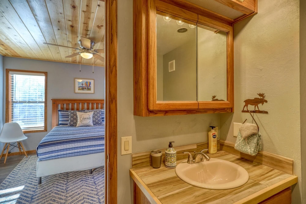 Pet Friendly Tranquility Near The Lake view 4