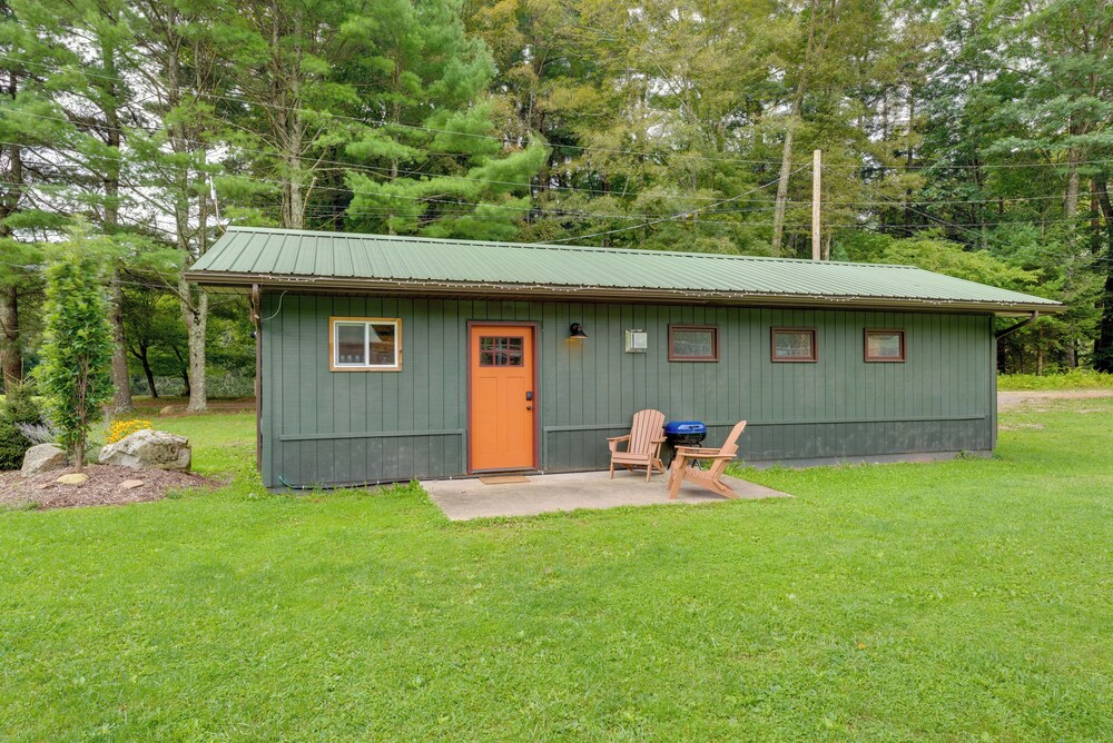 Deluxe Cabin A at Elk Creek Escape: Pet Friendly! view 2